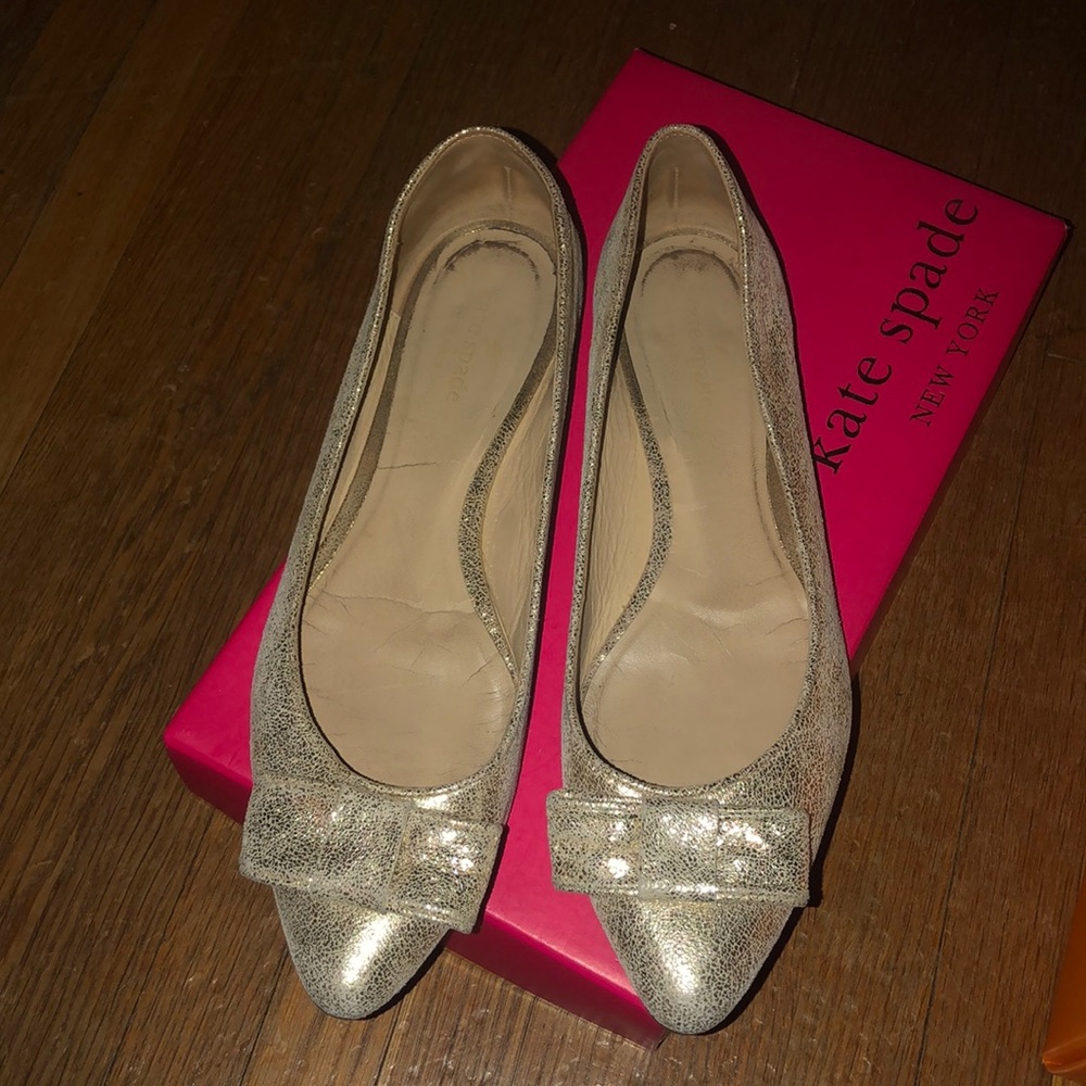 KATE SPADE GOLD BOW FLATS IN SIZE 7.5